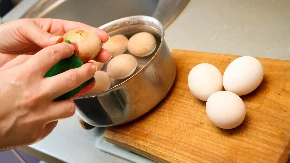 Sirće neće istanjiti ljusku, neće popucati uopšte! Kako izbeleti jaja pre farbanja, a da ostanu sva čitava?