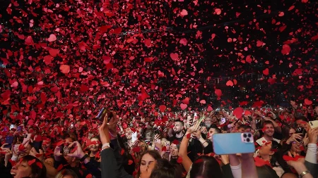 ŽIVEO JE U SIROMAŠTVU, A SADA IMA BOGATSTVO PROCENJENO NA 100 MILIONA DOLARA! On je najbogatiji pevač sa naših prostora