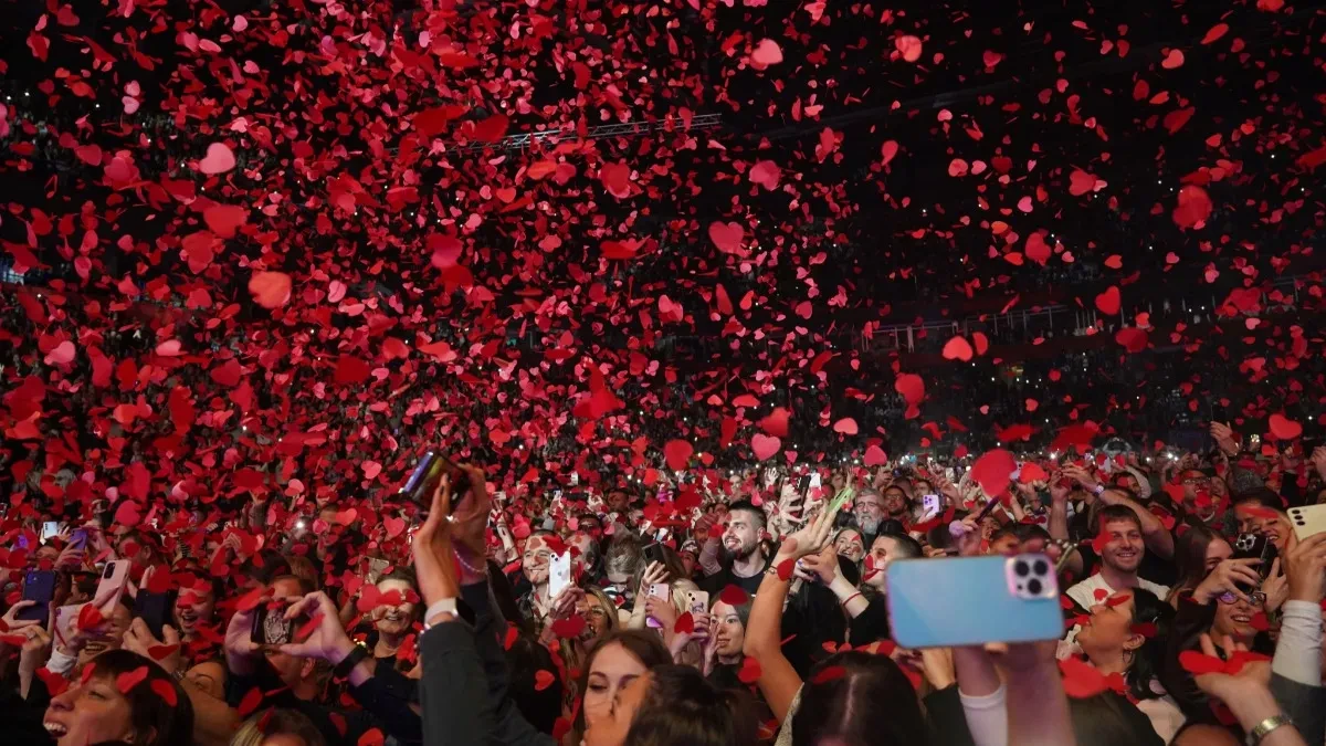 ŽIVEO JE U SIROMAŠTVU, A SADA IMA BOGATSTVO PROCENJENO NA 100 MILIONA DOLARA! On je najbogatiji pevač sa naših prostora