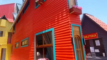 NAJUŽA KUĆA NA SVETU ŠIROKA JE 63 SANTIMETRA I IMA SVE POTREBNO ZA ŽIVOT Izgleda sjajno unutra - ljudi ne veruju kada uđu unutra