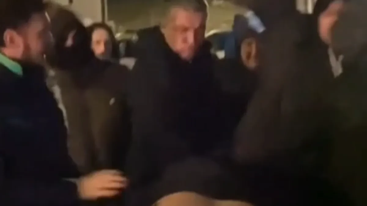BRUTALAN I ZVERSKI OBRAČUN DESETORICE NAD JEDNIM Lider naprednjaka Vučević žestoko osudio napad blokadera na Davida Ćirića u Boru (VIDEO)