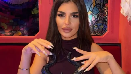 IZ HALJINE SVE KIPI! Ena Čolić očarala fanove provokativnim izdanjem, misteriozni muškarac uz nju! (FOTO)