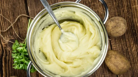 Više vam neće pasti na pamet da sipate mleko u pire krompir! Stavite kašiku ovoga i desiće se čudo