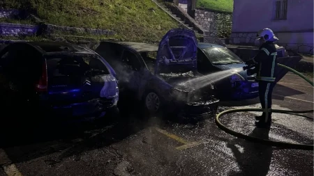 HAOS U ŠKOLI U MOSTARU! Goreli automobili u dvorištu, incidenti postaju sumnjivi!