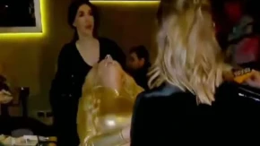 RAZVELA SE NAKON ŠTO JU JE MUŽ PREVARIO, A PRETHODNO RASTURILA BRAK? Pojavili se navodi da je naša pevačica bila sa oženjenim 