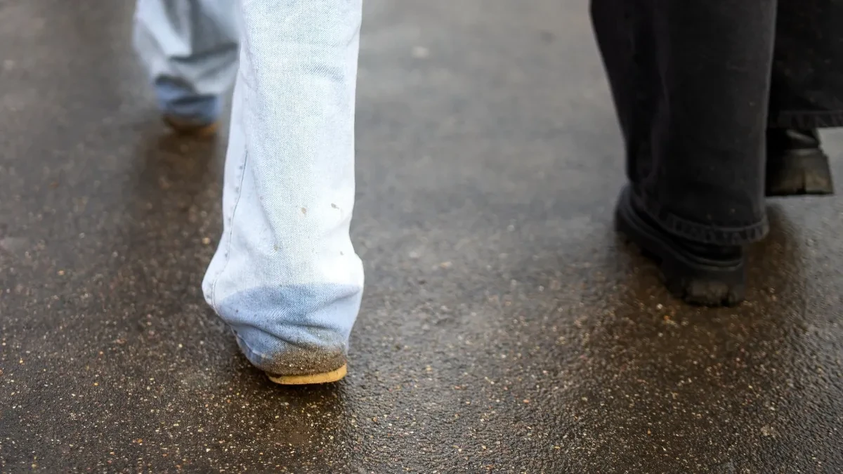 OVA CAKA ČUVA PANTALONE OD KIŠE Evo kako da se rešite flekica od blata