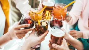 RAZLIKA ĆE VAS ŠOKIRATI Fotograf slikao prijatelje posle svake nove čaše pića, nećete verovati kad vidite (FOTO)