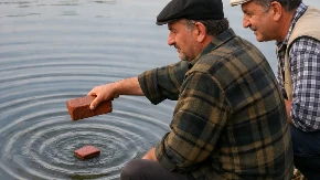 VIC DANA Sedi Mujo na obali i baca cigle u vodu...