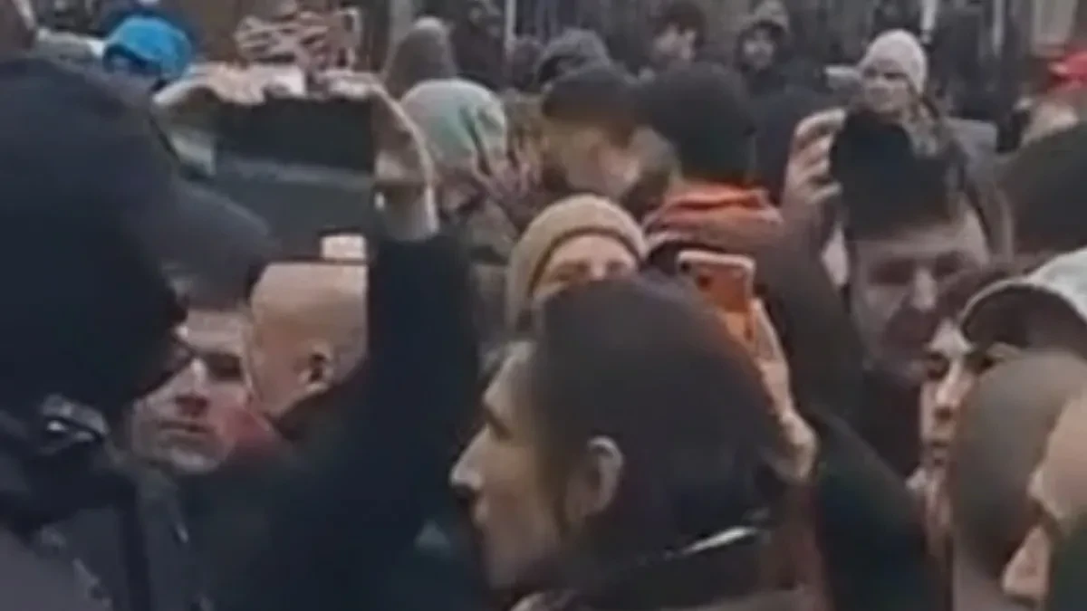 DIVLJANJE ISPRED REKTORATA Đokićev blokader započinje napad na policiju! (VIDEO)