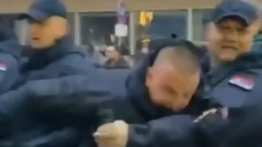 ŠOKANTAN SNIMAK NASILJA! Blokader pesnicom UDARA policajca pred kamerama ispred Rektorata! (VIDEO)