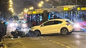 ŽESTOK UDES U BEOGRADU Motor smrskan posle sudara sa automobilom, prvi snimak nezgode (FOTO)