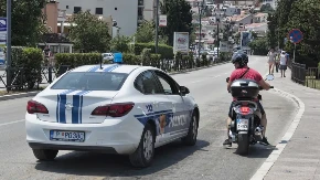 POKUŠAO DA PODMITI POLICAJCE SA 10 EVRA Neverovatna scena u Podgorici