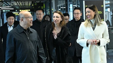 "NOVE INVESTICIJE I JOŠ ČVRŠĆE POVEZIVANJE SRBIJE I KINE" Ministarka Mesarović dočekala delegaciju Narodne Republike Kine