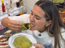 MAJKO MILA, DA LI JE NORMALNA!? Influenserka pojela tarantulu, a onda joj se lice paralisalo! (VIDEO)