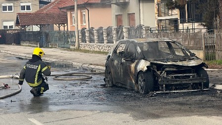 TROJICA UHAPŠENA ZBOG PALJENJA AUTOMOBILA Piromani iz Dubljanske ulice