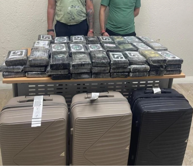 DVOJICA SRBA UHAPŠENA ZBOG DROGE Na aerodromu im našli 75 paketa kokaina (FOTO)