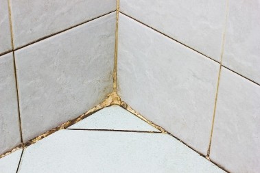 Kako da očistite ćoškove u tuš kabini? Razara kamenac, skine svu buđ i pločice čiste kao suza