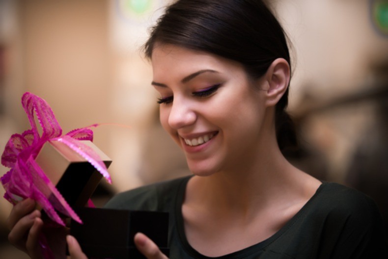 BIVŠA SVEKRVA IZAZVALA HAOS Kad je devojka otvorila poklon za venčanje - umalo se onesvestila od šoka!