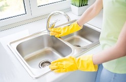 Uz ovaj trik sudopera i šporet blistaju: Čisti bolje od hemije, domaćice oduševljene