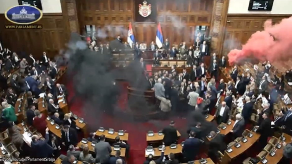 DILJAŠTVO U SKUPŠTINI, DIMNE BOMBE SU LETELE PO CELOJ SALI Poslanici se gađali flašama, pozlilo trudnici