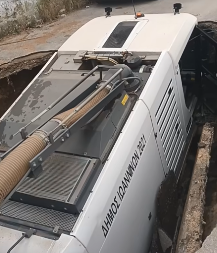 DRAMA NA ULICI Asfalt se OTVORIO u sekundi i vozilo je PROPALO -  ljudi trljali oči u neverici