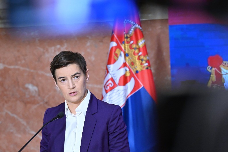 ANA BRNABIĆ BRUTALNO UNIŠTILA PONOŠA: "Idiotski komentari i jurenje lajkova, takvi bi da vode Srbiju“