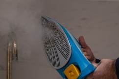 PEGLA VAM SE LEPI ZA ODEĆU? Pomoću ova dva sastojka, očistićete je za sekund!