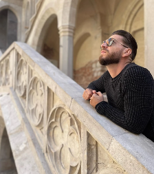 NAŠ GLUMAC KAO OD MAJKE ROĐEN Pozirao go, pa zaprepastio javnost (FOTO 18+)