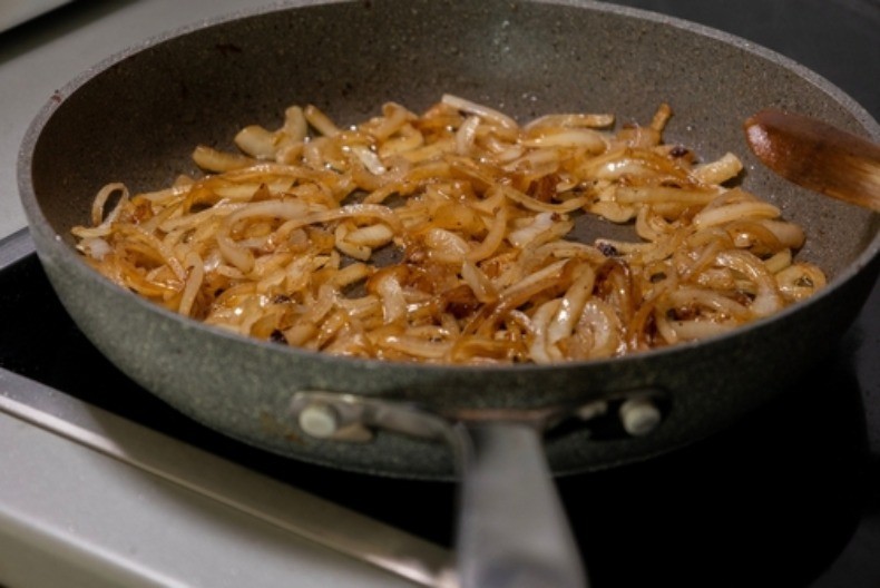 Dodajte samo kap ovoga dok pržite luk: Stari kuvarski trik rešava problem koji mnoge muči posle jela