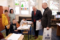 PREDSEDNIK OPŠTINE VRAČAR POSETIO OŠ "N.H. DUŠAN DUGALIĆ" Uručio učenicima 102 slatka poklon paketa