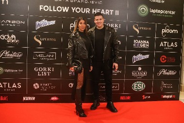 "EKONOMSKA KLASA PO CENI BIZNIS, BEZOBRAZNI SU" Pevača ojadili za karte, jedva se vratio sa Maldiva! 