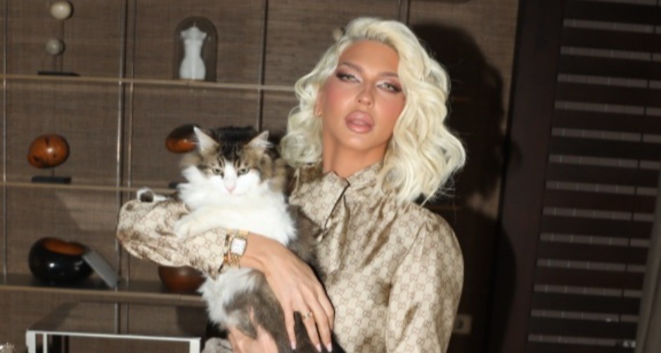 KARLEUŠU POLITIČAR OBASIPA POKLONIMA Ovo ju je sačekalo u hotelskoj sobi! (FOTO)