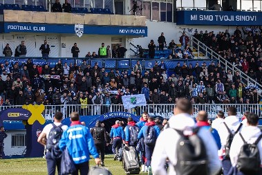 POTPUNI HAOS U NOVOM PAZARU Utakmica sa Zvezdom prekinuta posle 50 sekundi, odmah bila tuča (VIDEO)