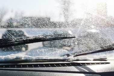 BRISAČI OSTAVLJAJU TRAG NA STAKLU? Ne morate odmah da ih menjate - isprobajte ovaj TRIK