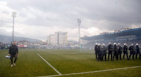 ULIČNI RAT U NOVOM PAZARU Delije iskaču kroz prozore, policija sve blokirala (VIDEO)