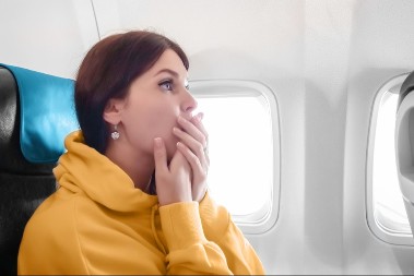 PROBUDILA SE U AVIONU I ŠOKIRALA ČIM JE OTVORILA OČI "Šta to ljudi rade, svi do jednog?"