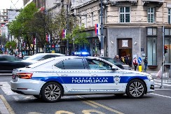 PRITVOR ZA POLICAJCA Motociklom udario pešaka koji je gurao bicikl na pešačkom prelazu, povređeni preminuo u bolnici