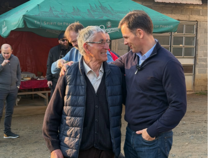 MALI U SELU GUBEREVCI, DOČEKAO GA RADOSNI DOMAĆIN SRETEN Ministar poručio: Posla ima i uradiće ga ljudi sa liste „Aleksandar Vučić - Lučani naša porodica“! 