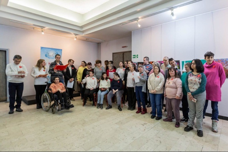 Otvorena izložba „Moj svet“ korisnika Dnevnog boravka pri Domu „Kolevka“