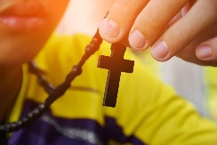 Nosite li krst oko vrata? Evo kako taj simbol menja vaš duhovni život i šta treba da piše na njemu