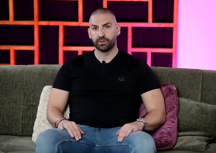 "PEVAO SAM NA SVADBI BEZ MLADENACA" Marko Tadić o šok iskustvu na romskom veselju: "Posvađali se zbog prezimena"