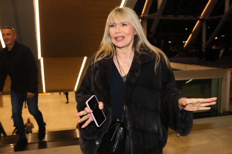 SUZANA JOVANOVIĆ PRVI PUT U JAVNOSTI NAKON VESTI DA JE POSTALA BAKA Blista od sreće, pa šokirala: "Nećemo o Breni" (VIDEO)