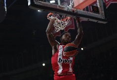 PRŠTALO JE NA SVE STRANE U GRČKOM DERBIJU Tajrik Džons nasrnuo na Kostasa Slukasa