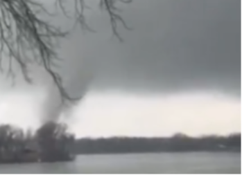 JEZIVA OLUJA UBIJA SVE PRED SOBOM Tornado ih razara, lete automobili, drveće iščupano iz korena, HOROR SCENE (VIDEO)