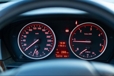 SVI JE IMAMO, A NI NE ZNATE! Ova strelica na instrument tabli spašava vaše gorivo i živce