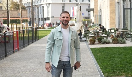 "GOLOG BIH GA IZBACILA NAPOLJE" Pevačica oštro o kolegi koji je prevario suprugu 