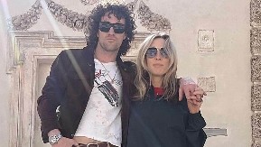 Njemu je bilo 18, a njoj 42 godine kad ga je zavela:  Uzeo je njeno prezime i postao muž za poželeti