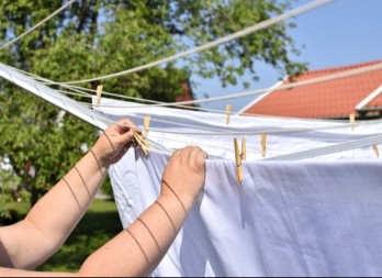 ZABORAVLJENI JUGOSLOVENSKI TRIK VRAĆA POSTELJINU U ŽIVOT Čaršafi ponovo beli sa SAMO 3 SASTOJKA!