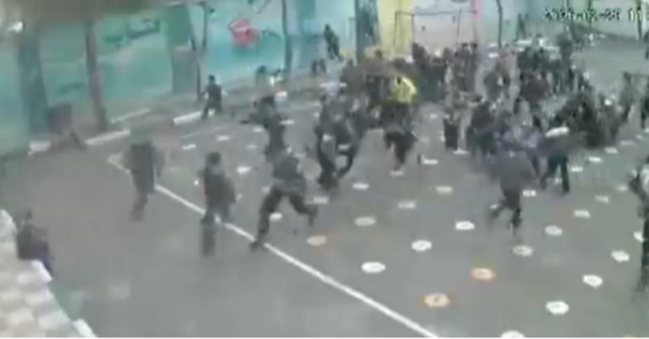 POSLE EKSPLOZIJE POČEO STAMPEDO, UČENIK PAO MRTAV NA MESTU Jeziv snimak užasa u Iranu