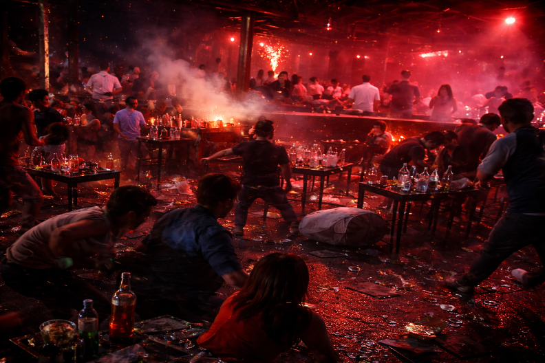 PAKAO U NOĆNOM KLUBU: Eksplozija raznela lokal, desetine povređenih – među njima i tinejdžeri (VIDEO)